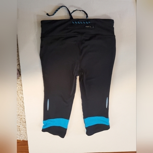Under Armour black and teal heat gear capri compression leggings. Size M. H7 - Picture 4 of 10
